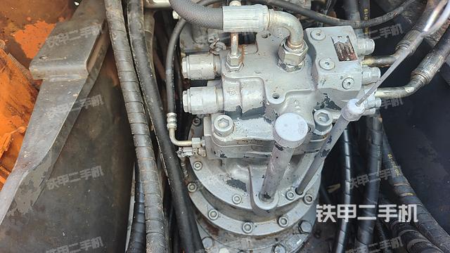 回转马达和主控阀（整机外观）