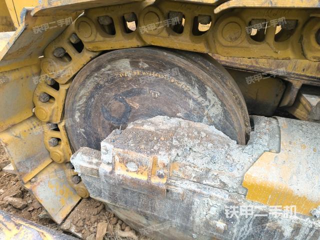 松土器全景（推土机底盘及工作装置）