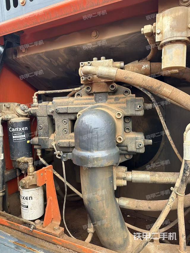 液壓泵艙室正面整體（整機(jī)外觀）