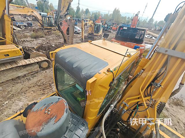 駕駛室頂部(整機(jī)外觀) 駕駛室頂部(整機(jī)外觀)