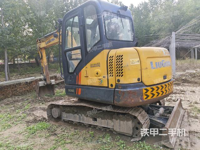 駕駛室頂部(整機(jī)外觀) 駕駛室頂部(整機(jī)外觀)