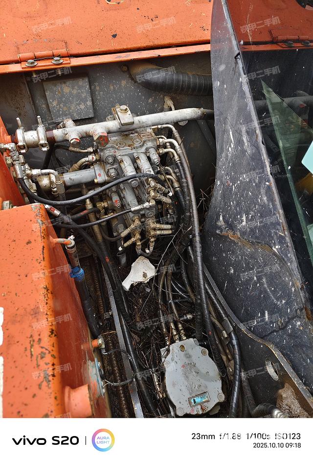 回转马达和主控阀（整机外观）