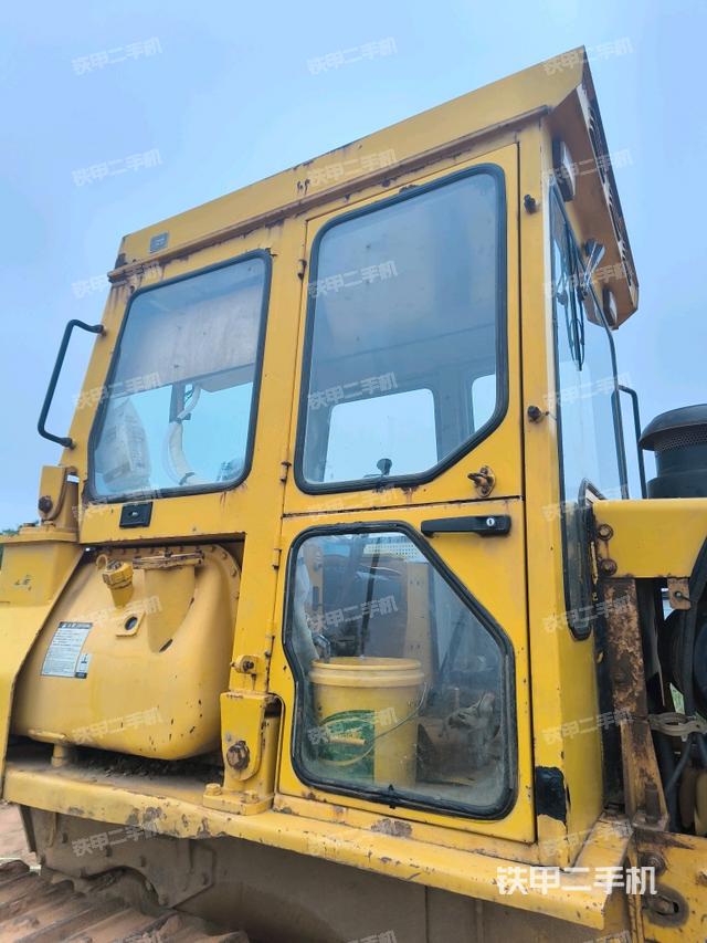 右侧履带全景（推土机底盘及工作装置）