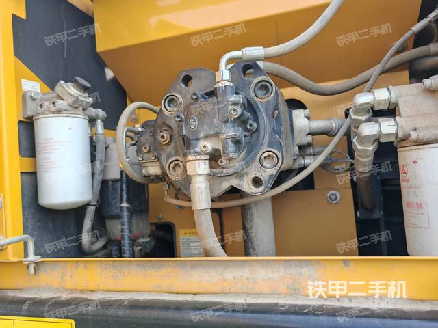 液压泵舱室正面整体（整机外观）