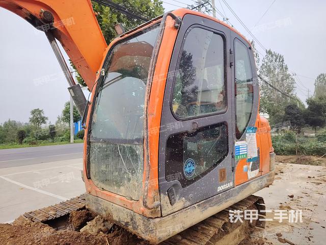 驾驶室整体(整机外观) 驾驶室整体(整机外观)