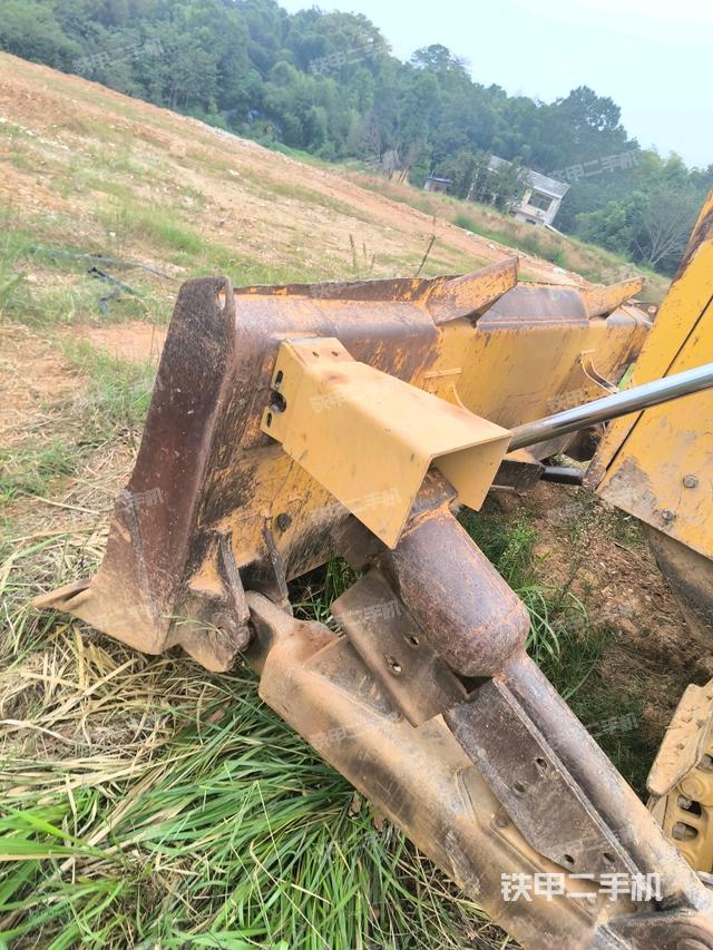 左侧履带全景（推土机底盘及工作装置）