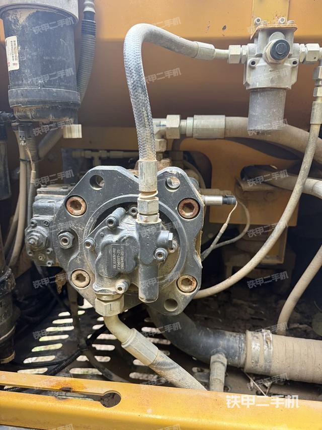 液压泵舱室正面整体(整机外观) 液压泵舱室正面整体(整机外观)