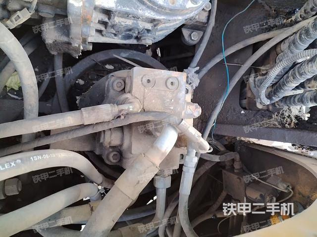 回轉(zhuǎn)馬達(dá)和主控閥(整機外觀) 回轉(zhuǎn)馬達(dá)和主控閥(整機外觀)