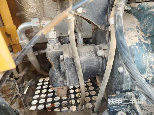 液压泵舱室正面整体（整机外观）