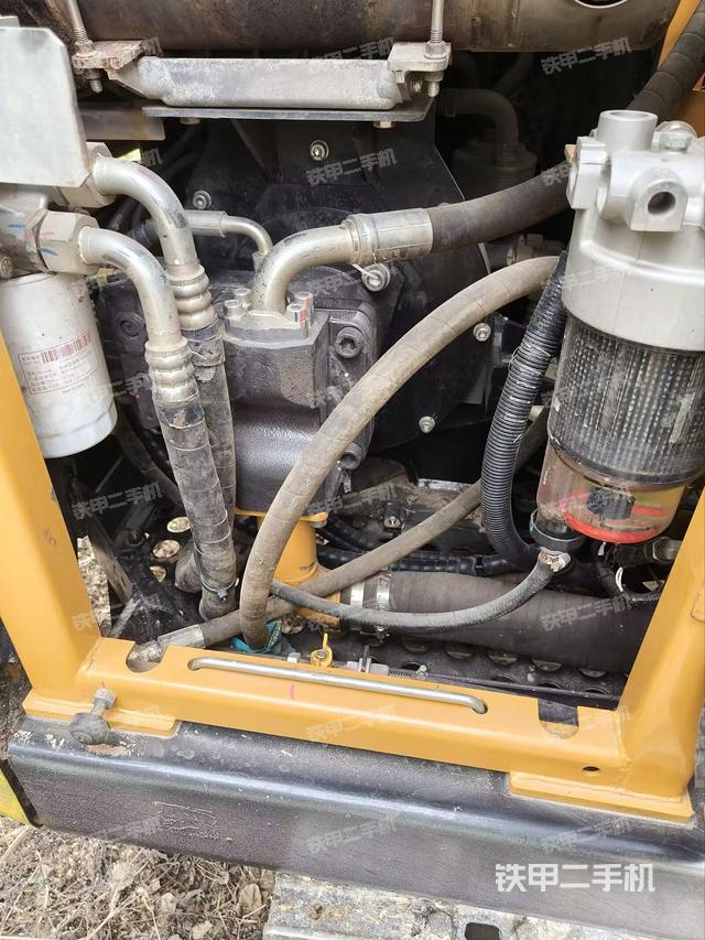 液壓泵艙室正面整體(整機(jī)外觀) 液壓泵艙室正面整體(整機(jī)外觀)