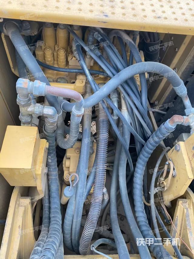 回轉(zhuǎn)馬達(dá)和主控閥（整機(jī)外觀）