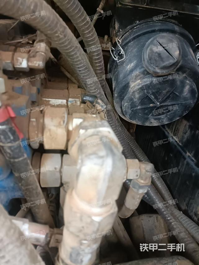 回转马达和主控阀（整机外观）