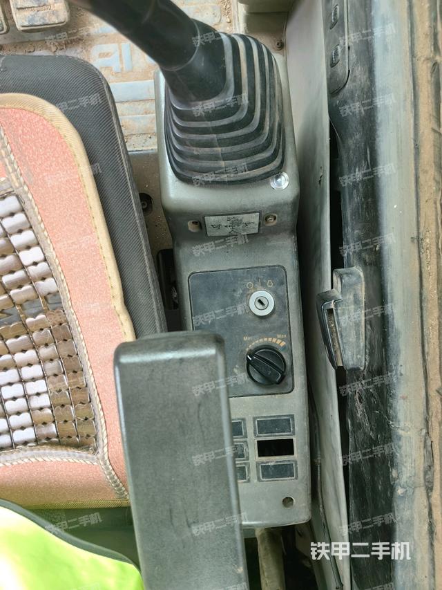 座椅左侧控制台/音响/含左手柄（驾驶室部分）