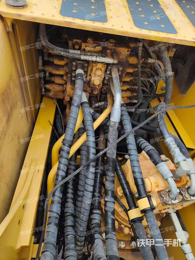 回轉(zhuǎn)馬達(dá)和主控閥(整機(jī)外觀) 回轉(zhuǎn)馬達(dá)和主控閥(整機(jī)外觀)