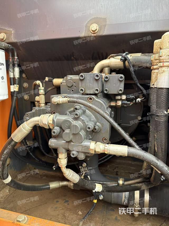 液压泵舱室正面整体（整机外观）