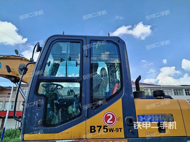 駕駛室整體(整機外觀) 駕駛室整體(整機外觀)