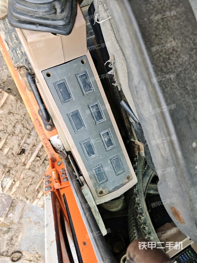 行走控制手柄和踏板?俯拍（駕駛室部分）