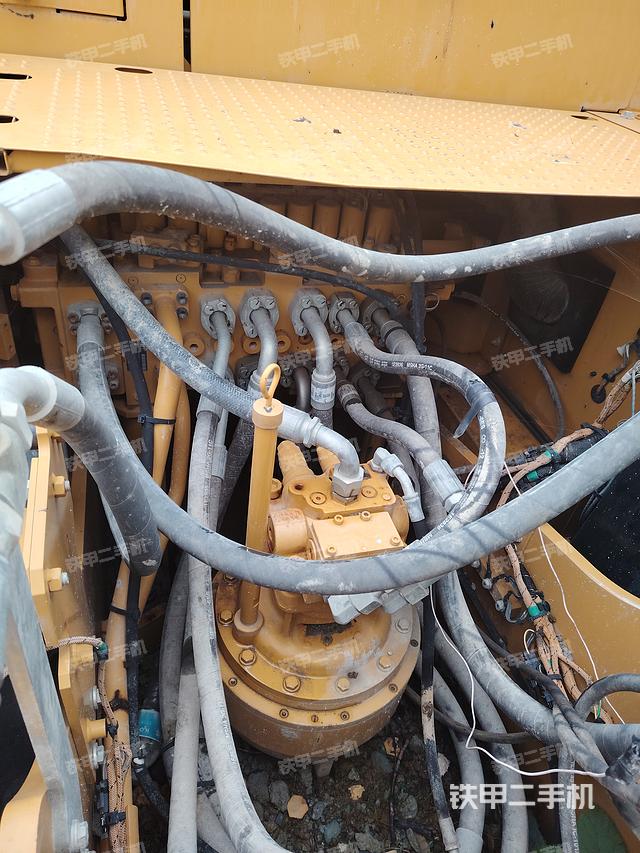 回转马达和主控阀（整机外观）