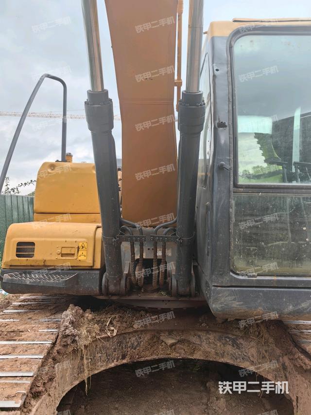 大臂油缸整体 竖拍（工作和回转装置）