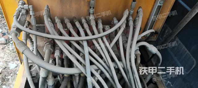 回轉(zhuǎn)馬達和主控閥（整機外觀）