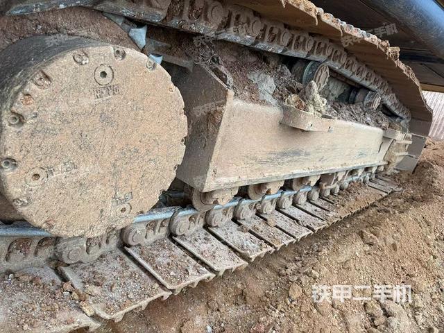 單側(cè)履帶整體(整機(jī)外觀) 單側(cè)履帶整體(整機(jī)外觀)
