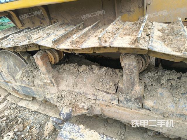 右侧履带全景（推土机底盘及工作装置）