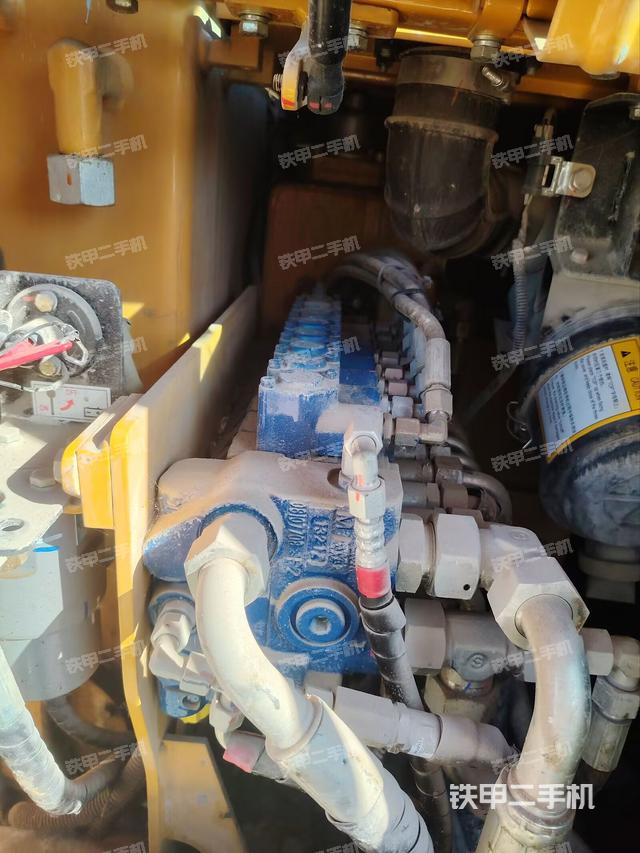 回轉(zhuǎn)馬達(dá)和主控閥（整機(jī)外觀）