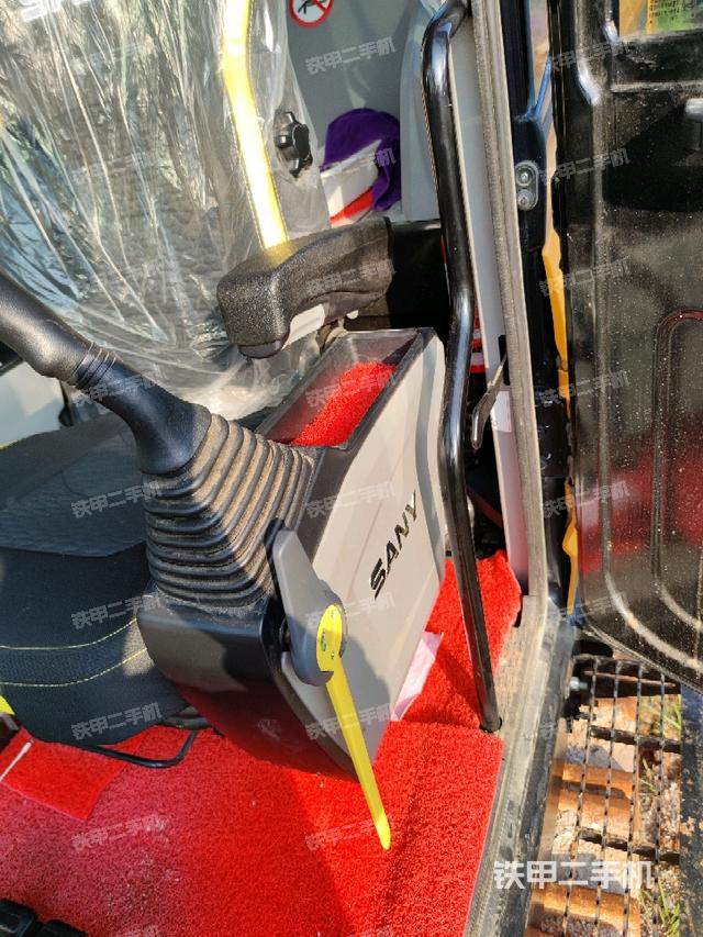 座椅左侧控制台/音响/含左手柄（驾驶室部分）