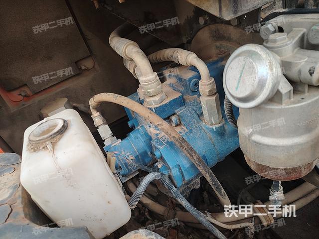 液压泵舱室正面整体(整机外观) 液压泵舱室正面整体(整机外观)