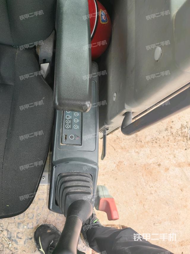 座椅右侧控制台/钥匙门/油门/含右手柄（驾驶室部分）