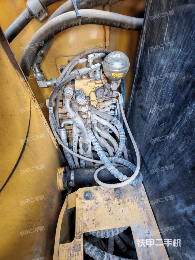 回轉(zhuǎn)馬達(dá)和主控閥（整機(jī)外觀）