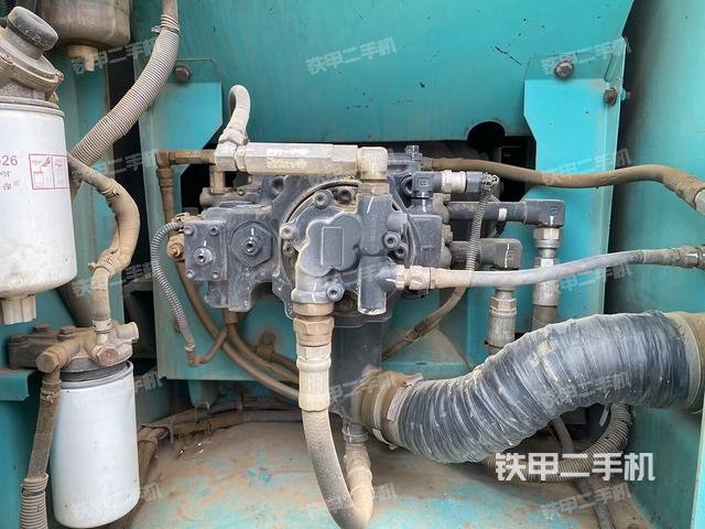 液壓泵艙室正面整體（整機外觀）