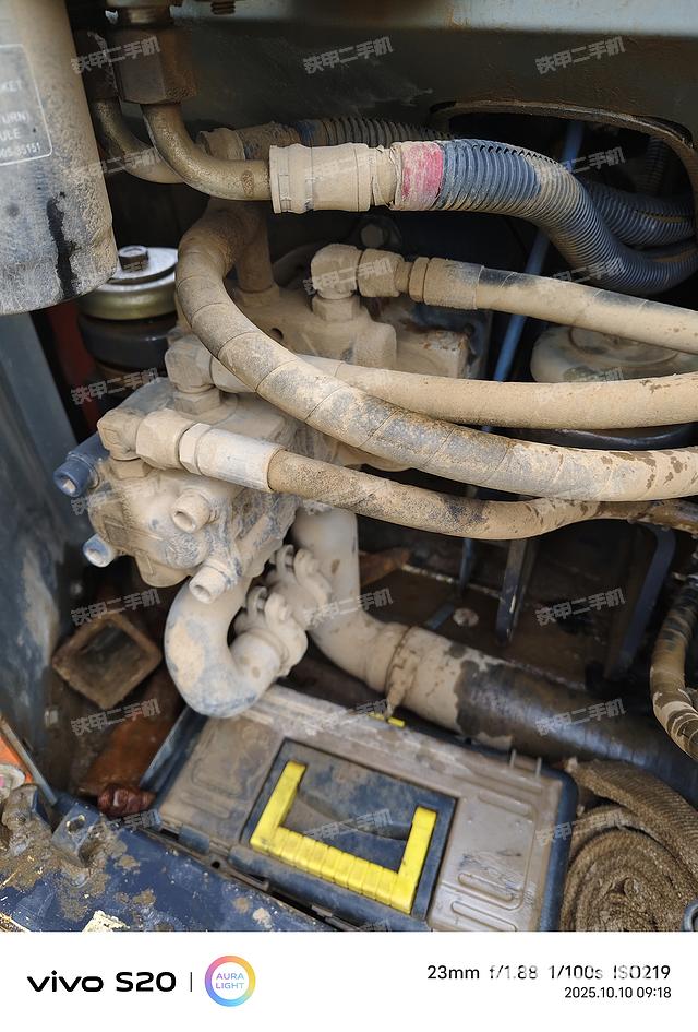 液压泵舱室正面整体（整机外观）