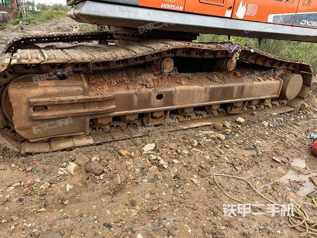 單側(cè)履帶整體（整機(jī)外觀）