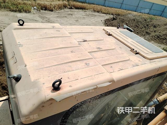 駕駛室頂部(整機(jī)外觀) 駕駛室頂部(整機(jī)外觀)