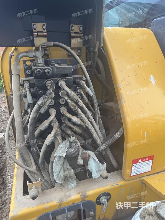 回转马达和主控阀（整机外观）