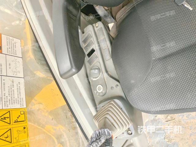 座椅右側(cè)控制臺/鑰匙門/油門/含右手柄（駕駛室部分）