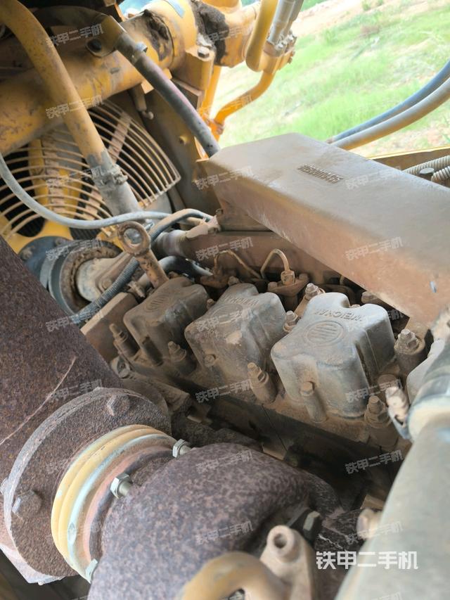 发动机左侧全景（推土机发动机舱）