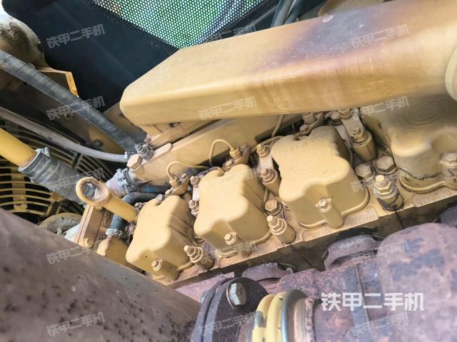 发动机右侧全景（推土机发动机舱）