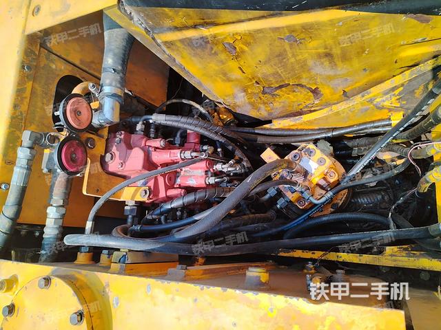 回转马达和主控阀（整机外观）