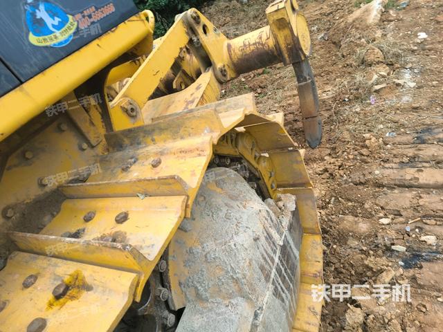 右侧履带全景（推土机底盘及工作装置）