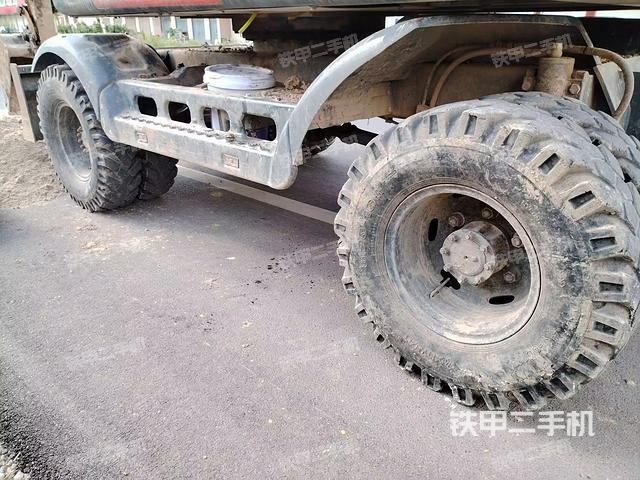 單側(cè)履帶整體(整機外觀) 單側(cè)履帶整體(整機外觀)
