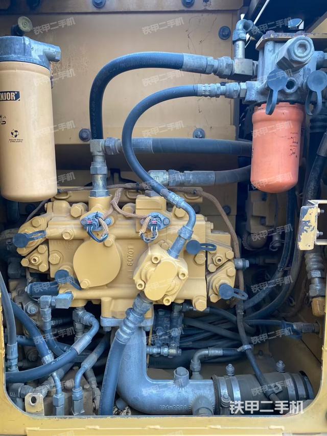 液壓泵艙室正面整體（整機(jī)外觀）