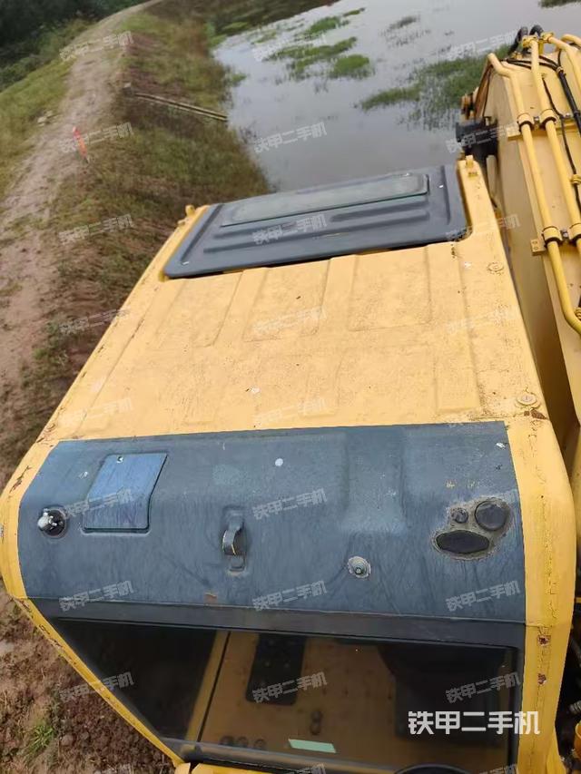 駕駛室頂部(整機(jī)外觀) 駕駛室頂部(整機(jī)外觀)