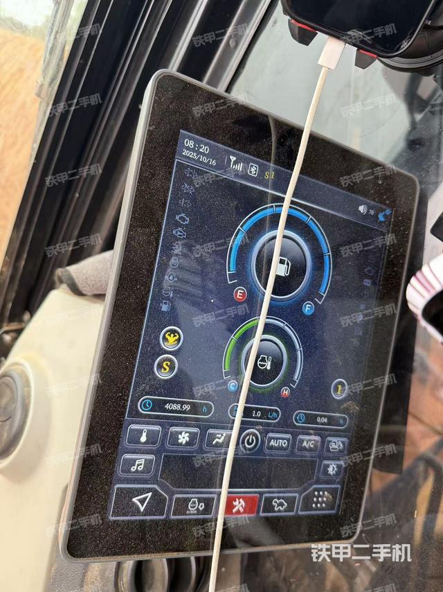 駕駛室整體(整機(jī)外觀) 駕駛室整體(整機(jī)外觀)