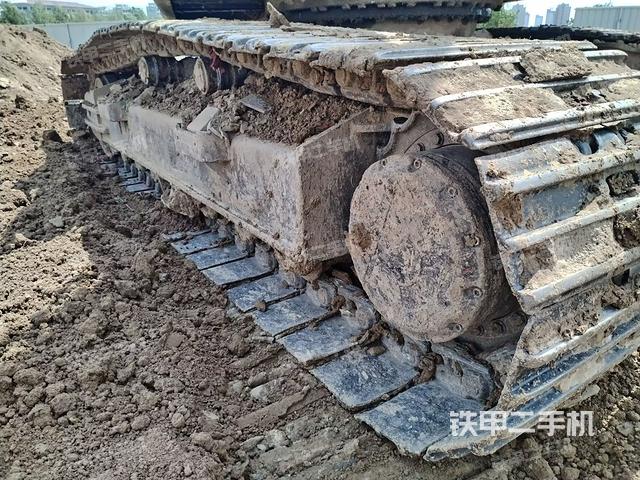 單側(cè)履帶整體(整機(jī)外觀) 單側(cè)履帶整體(整機(jī)外觀)