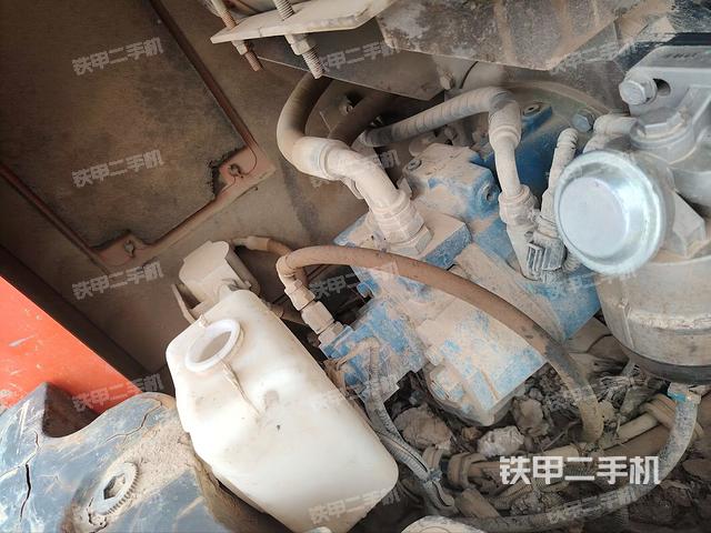 液压泵舱室正面整体(整机外观) 液压泵舱室正面整体(整机外观)