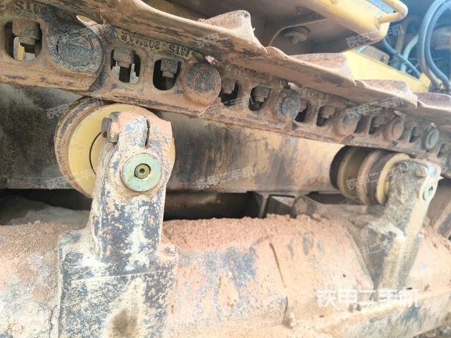 右側(cè)履帶全景（推土機(jī)底盤及工作裝置）