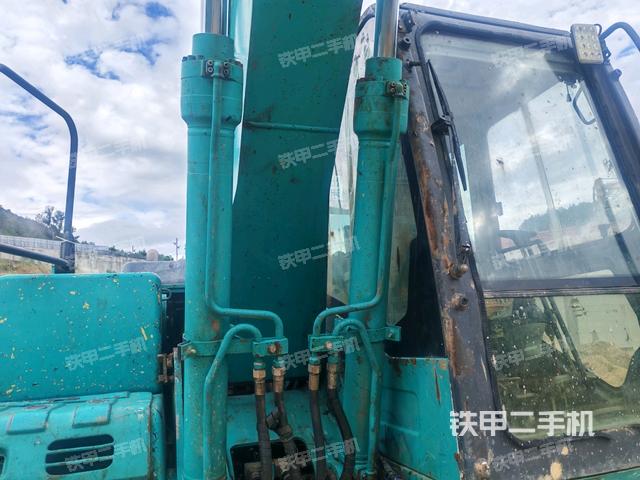 大臂油缸整体 竖拍（工作和回转装置）