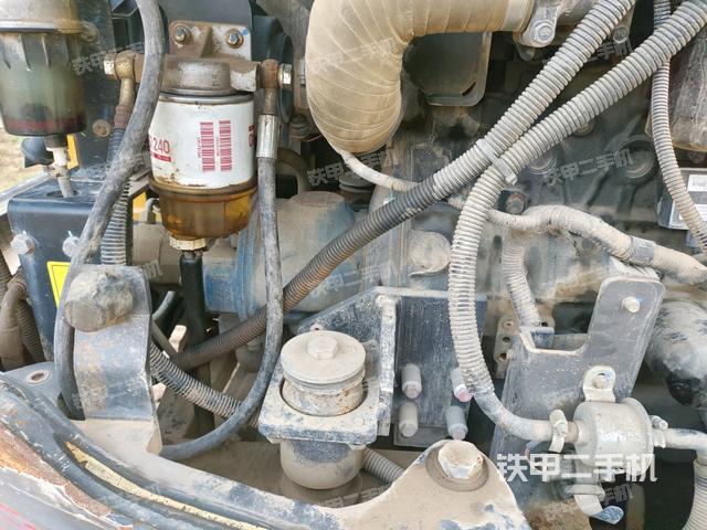 液压泵舱室正面整体（整机外观）